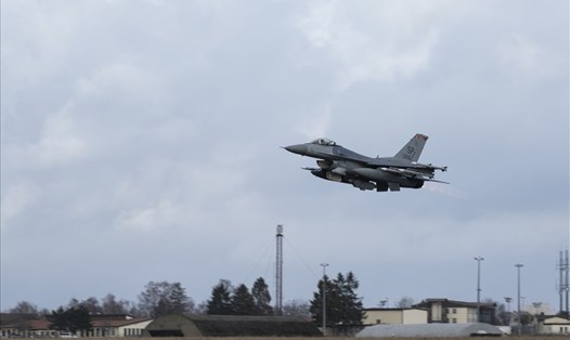 Máy bay F-16 Fighting Falcons của không quân Mỹ khởi hành từ căn cứ Không quân Spangdahlem, Đức tới căn cứ Không quân Fetesti ở Romania hôm 11.2. Ảnh: AFP