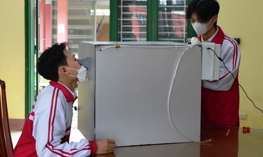 Đề tài "Robot lấy mẫu xét nghiệm COVID-19" của 2 học sinh ở Quảng Trị được Hội đồng cuộc thi khoa học kỹ thuật cấp tỉnh học sinh trung học năm 2021-2022 tỉnh Quảng Trị đánh giá cao. Ảnh: ĐV.