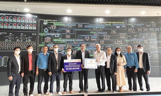 Lãnh đạo Công đoàn điện lực Việt Nam tặng quà Tết Nhâm Dần 2022 cho đại diện người lao động. Ảnh: CĐĐL