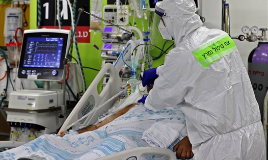 Bệnh nhân COVID-19 được điều trị trong một bệnh viện ở Israel. Ảnh: AFP
