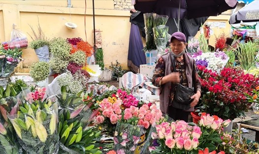 Chủ cửa  hàng hoa cho biết, không chỉ hoa hồng, mà giá tất cả các loại hoa tươi đều tăng mạnh trước thềm Lễ Tình nhân năm nay. Ảnh: Vũ Long