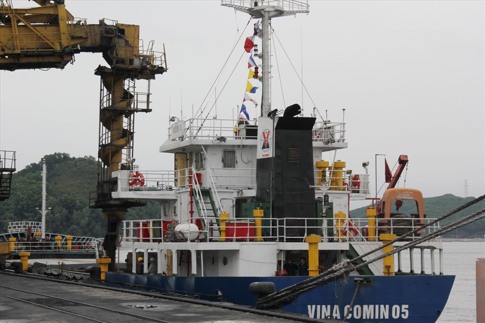 Tàu VINACOMIN 05 nhận 3.150 tấn than cám loại 5a.10 cung cấp cho Công ty Nhiệt điện Nghi sơn. Ảnh: TKV
