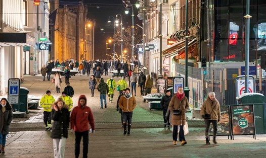 Người dân đi bộ trên đường phố ở Oslo, Na Uy ngày 2.2. Ảnh: AFP