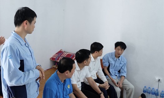 Lãnh đạo Công đoàn thăm hỏi công nhân lao động Hà Nội bị tai nạn lao động (ngoài cùng bên phải) tại khu nhà trọ (ảnh minh hoạ). Ảnh: CĐHN