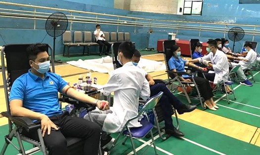 Cán bộ công đoàn tỉnh Thái Nguyên tham gia hiến máu tình nguyện, dịp tháng 9.2021. Ảnh: CĐTN