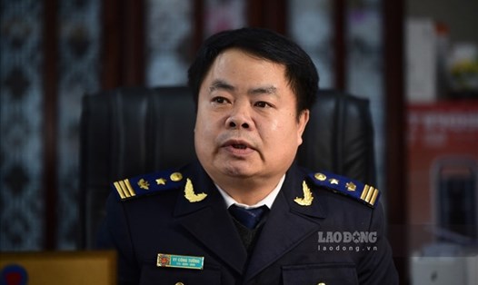 Ông Vy Công Tường, Phó Cục trưởng Cục Hải quan Lạng Sơn trao đổi với Báo Lao Động. Ảnh: PV