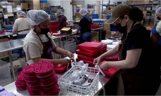 Công nhân nhà máy sôcôla Li-lac ở New York, Mỹ, tất bật sản xuất trong dịp Lễ tình nhân Valentines 14.2. Ảnh: Chụp màn hình