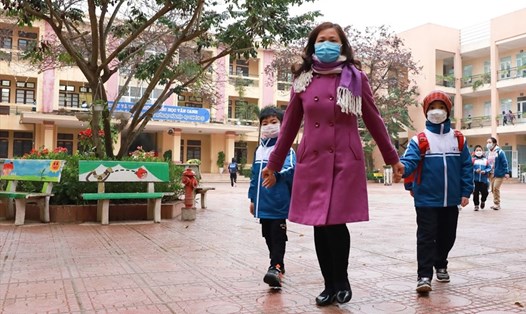 Học sinh từ lớp 1- 6 của 18 huyện ngoại thành đã đi học trở lại từ 10.2. Ảnh: Hải Nguyễn