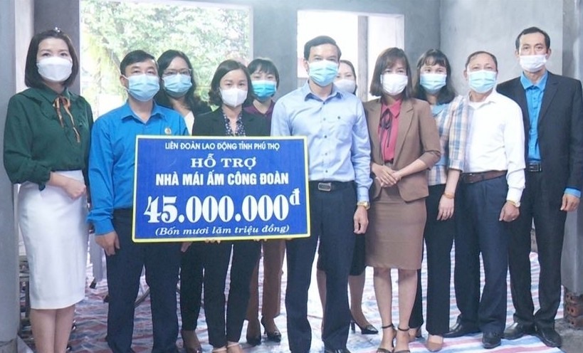 Lãnh đạo LĐLĐ huyện Thanh Thủy cùng các đại biểu trao tiền hỗ trợ xây dựng nhà Mái ấm Công đoàn cho đoàn viên Nguyễn Thanh Vân – đoàn viên công đoàn Trường Mầm non Hoa Hồng - Thị trấn Thanh Thủy. Ảnh: LĐLĐ huyện Thanh Thuỷ