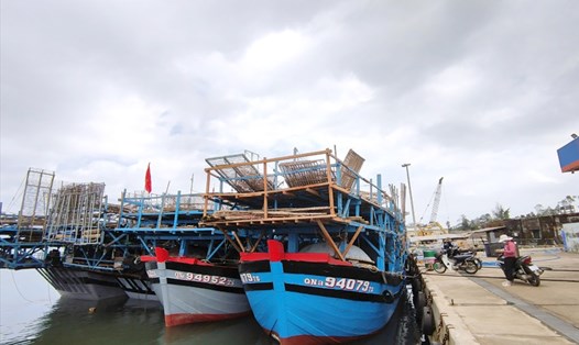 Ngư dân Quảng Nam lo lắng chuyến vươn khơi đầu năm khi giá dầu tăng gần 1.000 đồng/lít. Ảnh: Thanh Chung