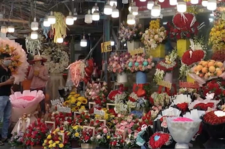 Nhịp sống 24h: Khách hàng mạnh tay chi trăm triệu mua hoa ngày Valentine Nhịp sống 24h: Khách hàng mạnh tay chi trăm triệu mua hoa ngày Valentine