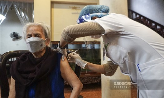 Đội tiêm vaccine COVID-19 đến tận nhà dân tiêm cho người cao tuổi tại Hà Nội. Ảnh: Tùng Giang