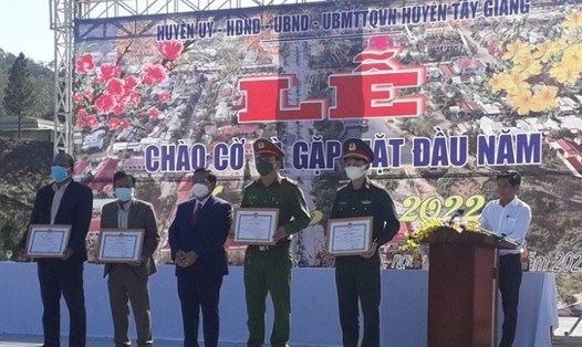 2 Công đoàn cơ sở và 12 đoàn viên Công đoàn huyện Tây Giang, tỉnh Quảng Nam được khen thưởng đột xuất vì thành tích phòng chống dịch COVD-19 trong Tết Nhâm Dần. Ảnh: Như Trạng