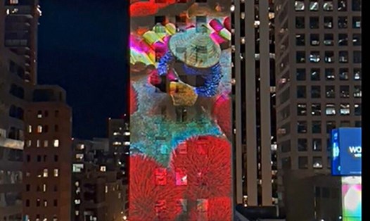 Tác phẩm “Phơi hương” của phóng viên Việt Văn được chiếu trên Tháp Daniels & Fisher ở Trung tâm thành phố Denver (Mỹ). ảnh cắt từ video clip