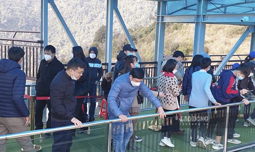 Trong 2 ngày vừa qua đã có hàng nghìn du khách đổ về Cầu kính Rồng Mây ở Lai Châu để được mục sở thị tấm "kính vỡ". Ảnh: Văn Thành Chương