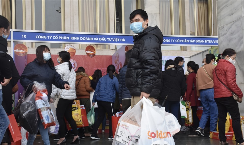 Phiên chợ công nhân với các gian hàng là hàng Việt Nam do Liên đoàn Lao động Thành phố Hà Nội tổ chức năm 2021 (ảnh minh hoạ). Ảnh: CĐN