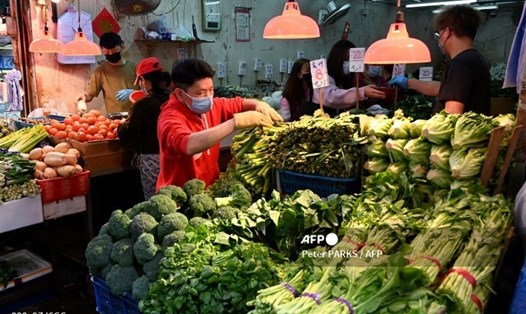 Một cửa hàng rau ở Hong Kong. Ảnh: AFP