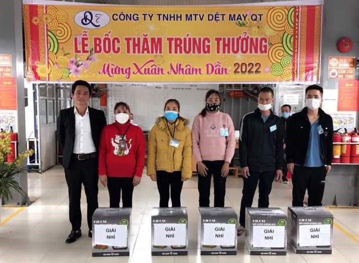 Công nhân Công ty TNHH Dệt may QT nhận được các phần quà tại lễ bốc thăm trúng thưởng. Ảnh: LĐLĐ huyện Yên Thế