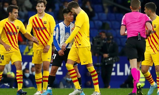 Trận derby giữa Espanyol và Barcelona diễn ra kịch tính, căng thẳng cho đến những giây cuối cùng. Ảnh: La Hora