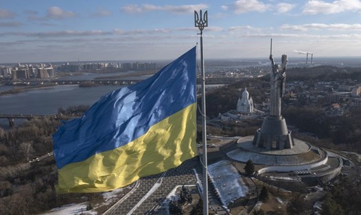 Quốc kỳ Ukraina ở Kiev, ngày 13.2.2022. Ảnh: AP
