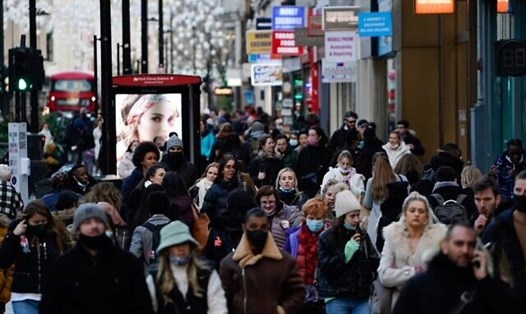 Mọi người đi bộ trên một con phố ở London, Anh. Ảnh: AFP