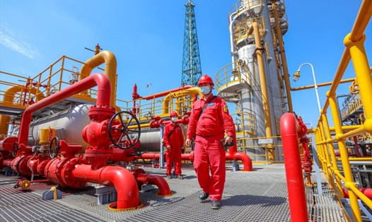 Các kỹ thuật viên của PetroChina kiểm tra thiết bị sản xuất tại một nhà máy lọc khí đốt tự nhiên ở Tứ Xuyên, tây nam Trung Quốc. Ảnh: China Daily