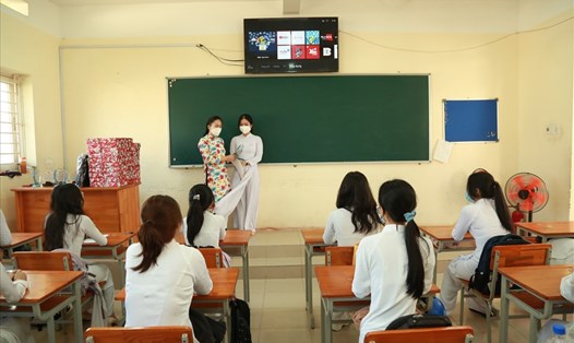 Học sinh trường THPT Lương Thế Vinh trở lại trường học trực tiếp. Ảnh: Hà Anh Chiến
