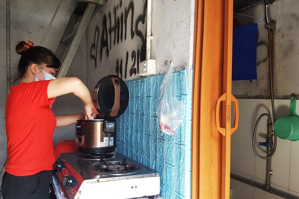 Hơn 7 năm chung sống, vợ chồng chị Thật - công nhân Khu công nghiệp Thăng Long (Hà Nội) - thường tổ chức Valentine bằng những bữa cơm đầm ấm dành cho nhau.