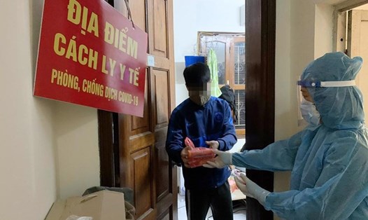 Tổ hỗ trợ theo dõi người mắc COVID-19 tại nhà phường Vĩnh Phúc (Ba Đình) chăm sóc, điều trị cho các F0. Ảnh: Thanh Bình