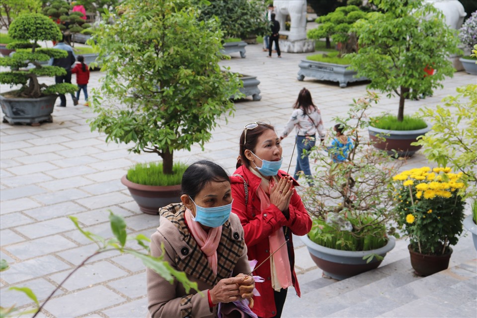 Người dân đến chùa Linh Ứng Bãi Bụt (TP.Đà Nẵng) để dâng hương nhân dịp rằm tháng Giêng âm lịch.