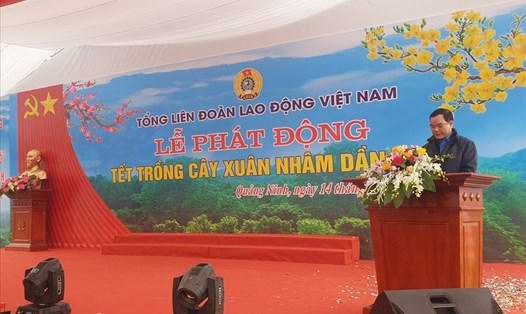 Chủ tịch Tổng LĐLĐVN Nguyễn Đình Khang phát biểu tại lễ phát động Tết trồng cây đầu Xuân Nhâm Dần 2022 tại Quảng Ninh. Ảnh: Nguyễn Hùng