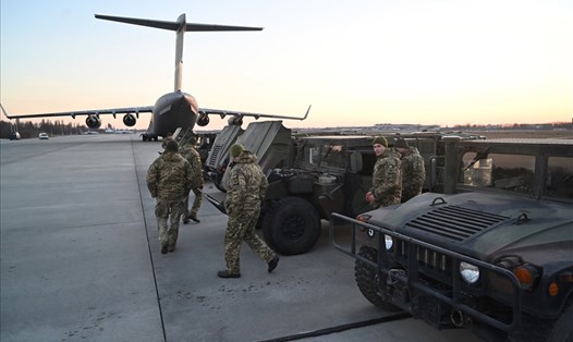 Quân nhân Ukraina kiểm tra phương tiện quan sự được vận chuyển từ Lithuania đến sân bay Boryspil ở Kiev ngày 13.2.2022. Ảnh: AFP