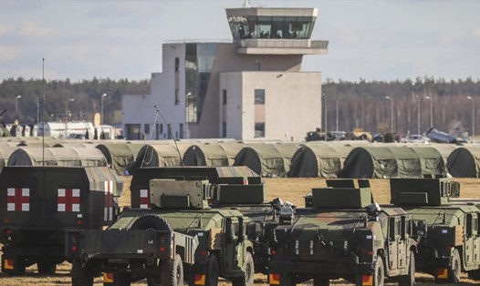 Các phương tiện quân sự của Mỹ tại căn cứ dành cho quân đội, được thiết lập tại sân bay Mielec ở Ba Lan, đề phòng cho xung đột Nga-Ukraina. Ảnh: Getty