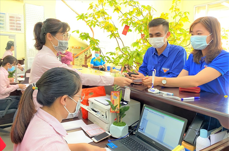 Người lao động, nhân dân Bảo Lộc chung tay tiết kiệm vì người nghèo. Ảnh: Khánh Phúc