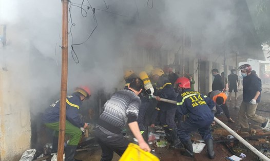 Lực lượng chữa cháy cùng người dân nỗ lực dập lửa, cứu vớt đưa tài sản ra ngoài. Ảnh: PA.