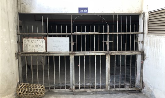 Tầng hầm của chung cư CT1A (xã Kim Chung, huyện Đông Anh, Hà Nội) đóng cửa, cư dân không được gửi xe tại đây. Ảnh: Quế Chi