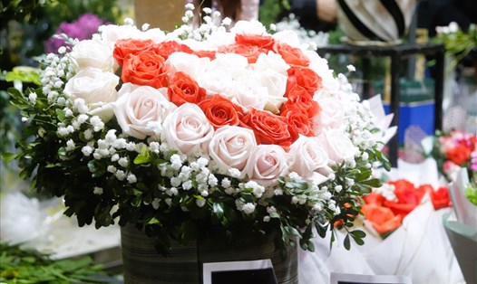 Dù người mua giảm, tuy nhiên giá hoa năm nay, đặc biệt là hoa hồng vẫn tăng mạnh, gần gấp đôi so với giá thường ngày. Giá mỗi bông hồng dao động từ 15.000 – 20.000 đồng, các bó hoa có giá dao động từ 200.000 – 500.000 đồng, tùy vào yêu cầu của khách hàng. Ảnh: H.L
