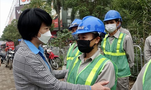 Bà Nguyễn Thị Thủy Lệ, Chủ tịch Công đoàn Xây dựng Việt Nam thăm hỏi tặng quà công nhân lao động ngành xây dựng Thủ đô. Ảnh: CĐXDVN