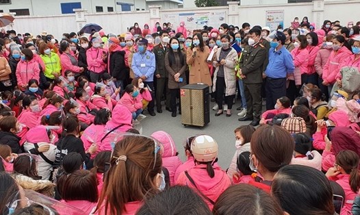 Hơn 5.000 CNLĐ tại Công ty TNHH Vienergy Việt Nam (KCN Phúc Sơn, thành phố Ninh Bình) đồng loạt ngừng việc tập thể vào chiều ngày 11.2. Ảnh: Nguyễn Trường
