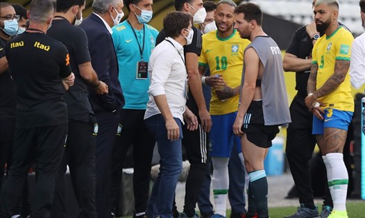 Trận Siêu kinh điển Nam Mỹ giữa Brazil và Argentina vào tháng 9 năm ngoái mới chỉ đá được vài phút thì bị hoãn. Ảnh: FIFA