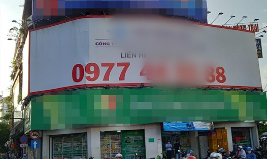 Biển quảng cáo của Gojek đã bị tháo gỡ vì vi phạm. Ảnh: Huân Cao  chụp sáng 15.2