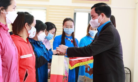 Chủ tịch Tổng LĐLĐVN Nguyễn Đình Khang trao quà Tết cho đoàn viên, người lao động có hoàn cảnh khó khăn. Ảnh: Hải Nguyễn