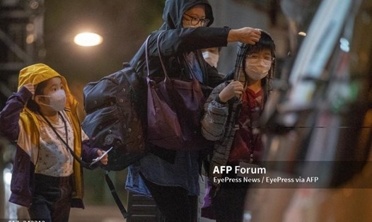 Cư dân tại một khu dân cư ở Hong Kong được sơ tán ngay trong đêm khi nghi SARS-CoV-2 đang lây lan trong khu vực. Ảnh: AFP