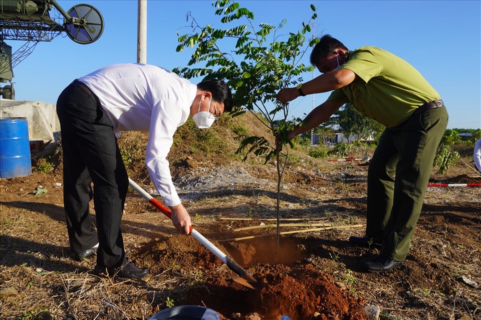 Ông Nguyễn Công Vinh - Phó Chủ tịch UBND tỉnh (áo trắng) tham gia trồng cây tại lễ phát động Tết trồng cây. Ảnh: T.A