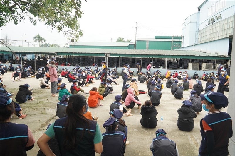 Nghệ An: Hàng nghìn công nhân công ty điện tử ngừng việc để đòi quyền lợi