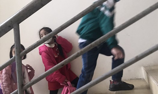 Các cháu học sinh tại toà nhà CT1A phải leo cầu thang bộ lúc khi đi và lúc về học. Ảnh: NVCC