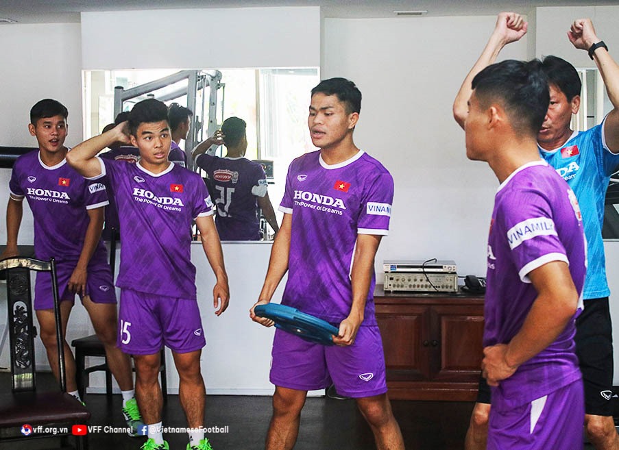 Lo lây nhiễm COVID-19, U23 Việt Nam huỷ tập hồi phục ở hồ bơi