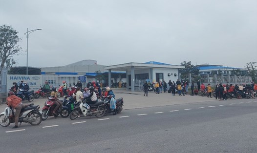 Nhiều công nhân ngừng việc, tập trung trước cổng công ty Haivina Hồng Lĩnh chiều 15.2. Ảnh: Trần Tuấn.