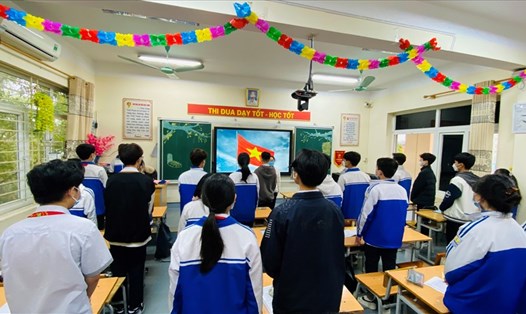 Học sinh TP.Hạ Long trong buổi chào cờ đầu tiên tại trường (sáng 14.2.2022) sau thời gian nghỉ Tết. Ảnh: Nguyễn Hùng