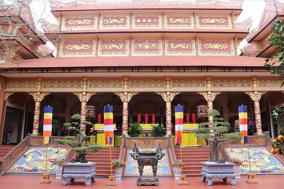 Chánh điện của chùa Nam Sơn (Hoà Vang, Đà Nẵng) được xây dựng theo kiểu nhà ba gian miền Bắc kết hợp với kiến trúc Huế do chính Đại Đức Thích Huệ Phong thiết kế. Ảnh: Nguyễn Linh